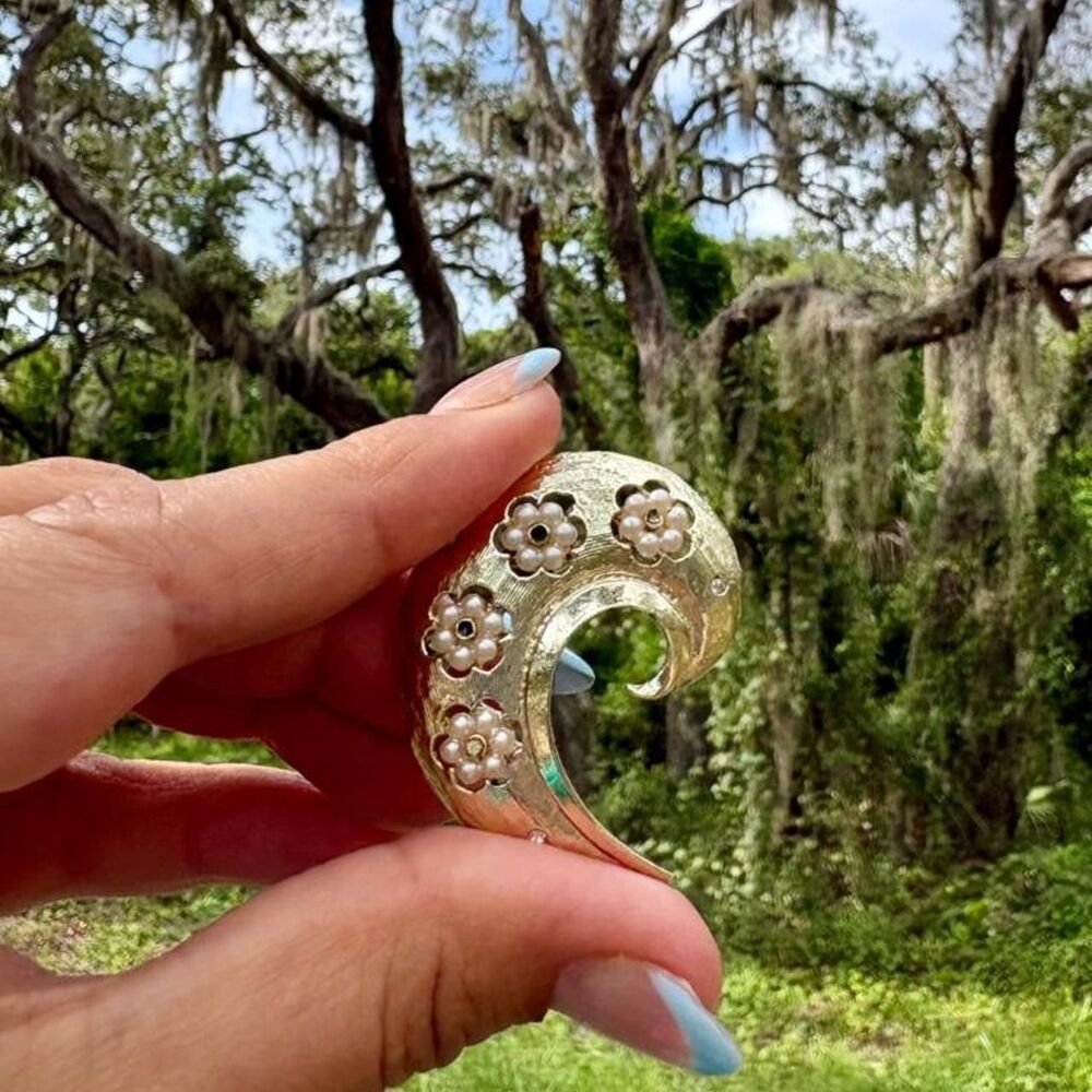 ✨ Vintage Gold Crescent Moon Brooch / Pendant with Pearl & Crystal Flowers ✨ - Picture 1 of 4